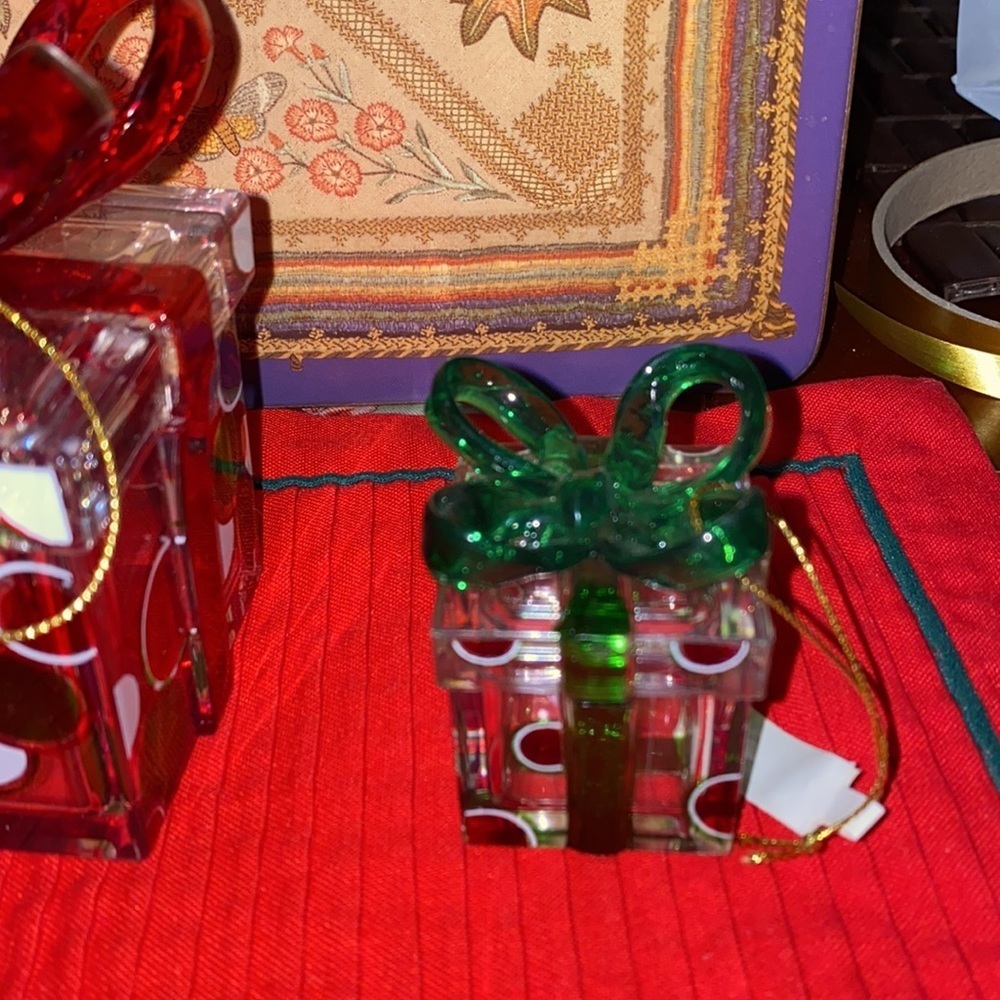 Christmas reindeer, 2 gift box ornaments, and 1 gingerbread hanging poly stone - Picture 5 of 6